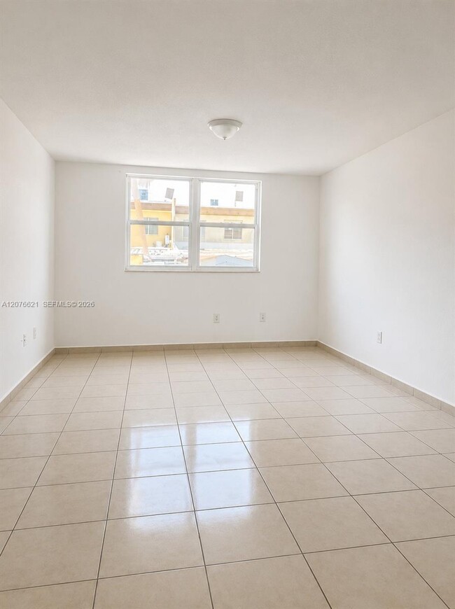 Building Photo - 666 W 81st St