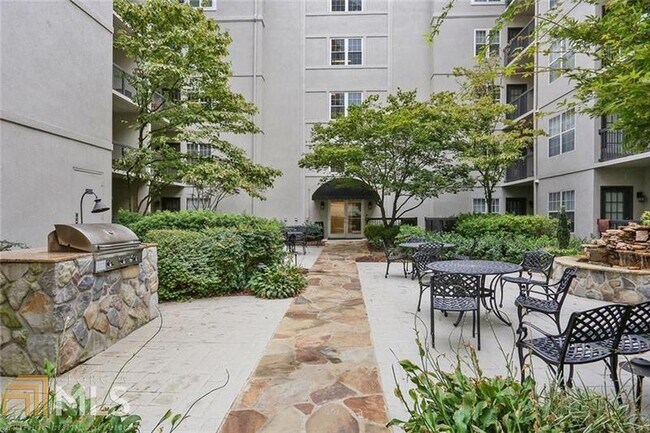 Foto del edificio - 1074 Peachtree Walk NE
