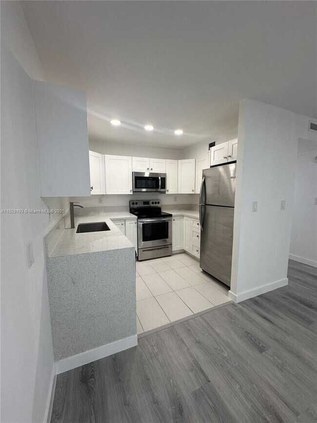 Building Photo - 9301 SW 92nd Ave