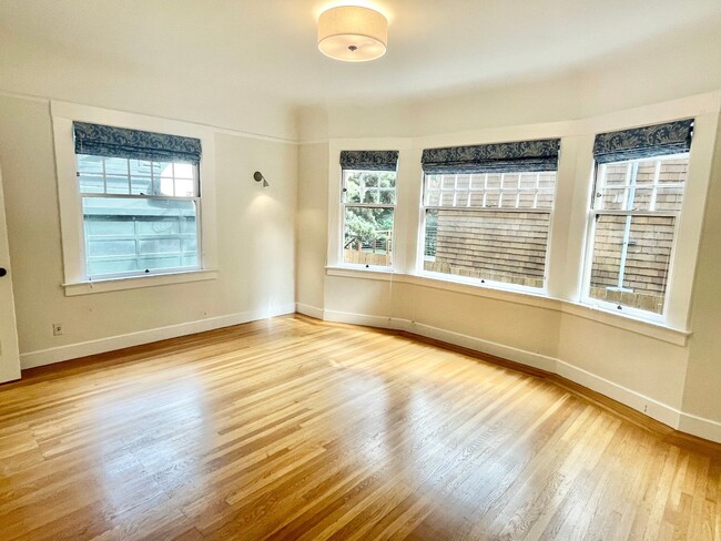 Building Photo - Handsome Jordan Park 1BR/1BA Flat! Modern ...