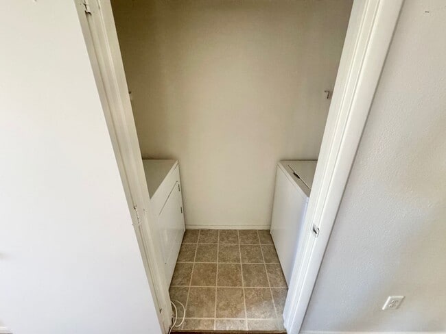 Building Photo - ***AMAZING WELOME DEAL!! $600 OFF FIRST MONTHS RENT IF MOVED IN 2 WEEKS!!**  Lovely 2 Bedroom/2 B...