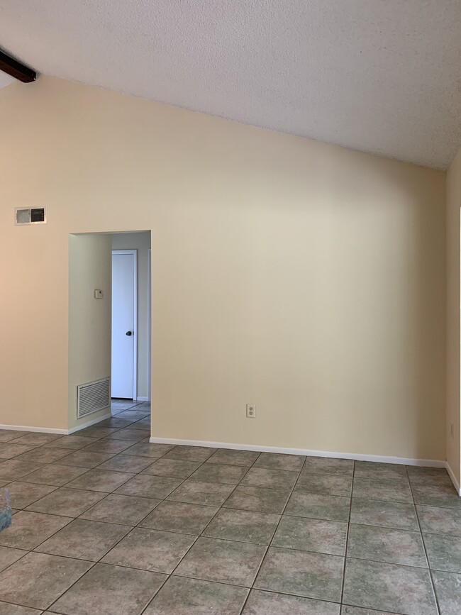 Building Photo - 3/2 in Deltona close to shopping and schoo...