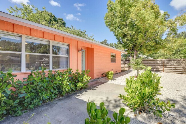 Foto del edificio - Charming 3/2 Available Now! Furnished or U...