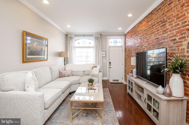 Building Photo - 747 S Curley St