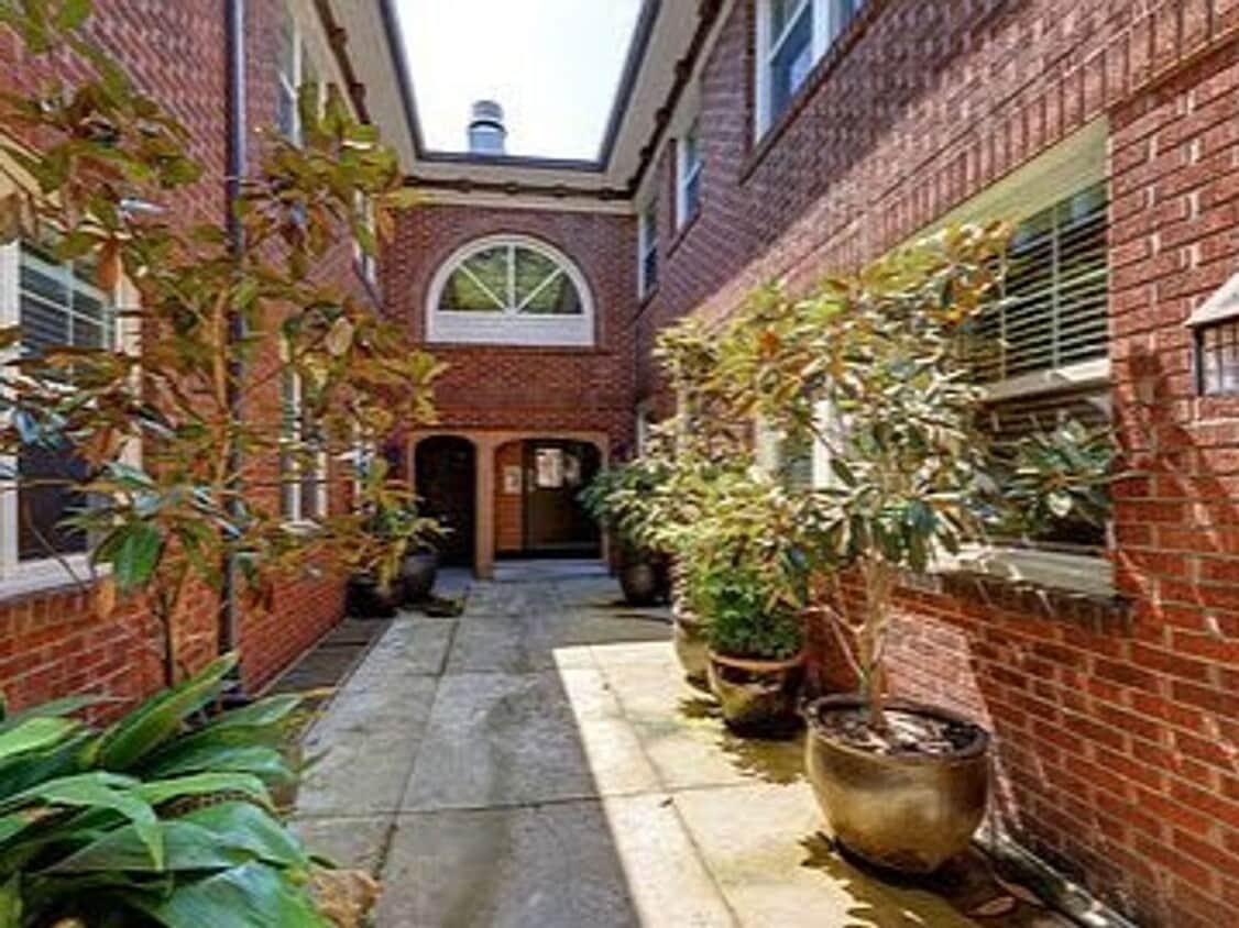 Primary Photo - Charming 1 Bedroom, 1 Bath Large Apt in In...