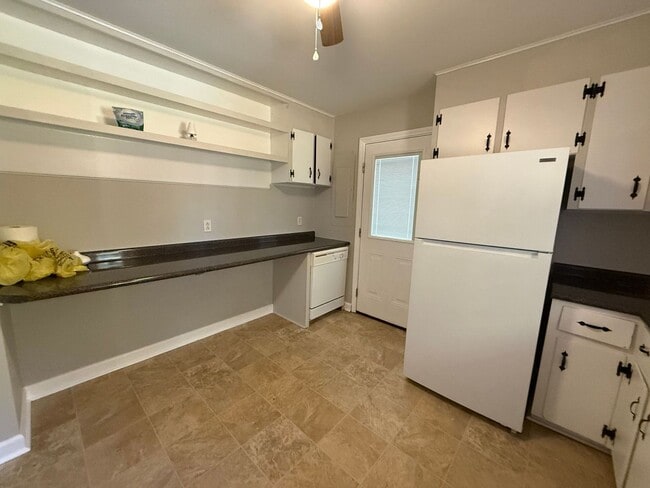 Building Photo - 3 bedroom, 2 bath House