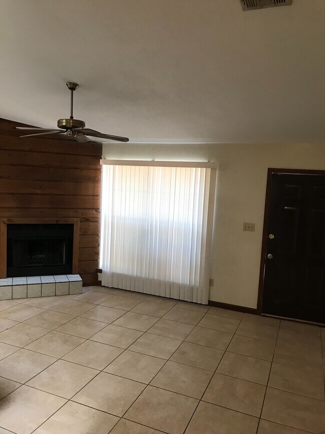Building Photo - Nice 1BD/ 1BA Located Off Old St. Augustin...