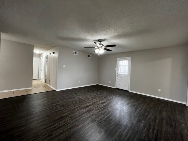 Foto del edificio - 3812 Kerfield Dr - Available Now!