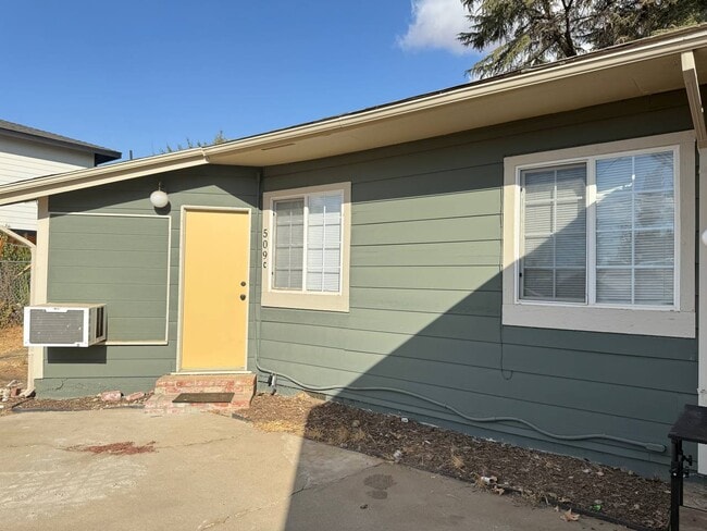 Building Photo - 509 N Valencia Blvd