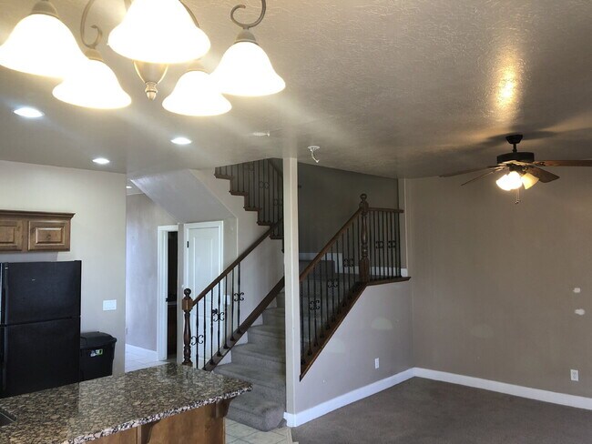 Building Photo - "Spacious 3-Bedroom Townhouse Retreat with 2.5 Baths in the Heart of Washington, UT!"