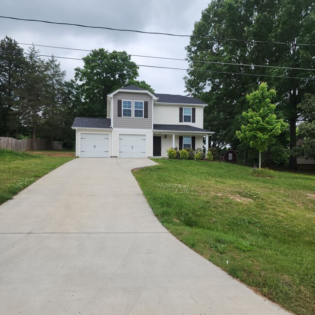 Foto del edificio - 4 Bedroom House with Double Garage FOR REN...