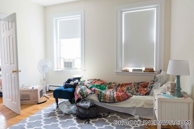 Building Photo - 19 Fairbanks St