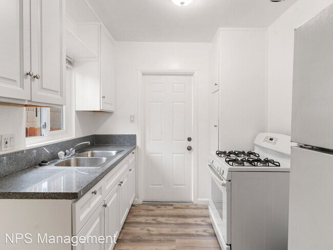 Building Photo - 1 br, 1 bath Apartment - 9326-9330 Park St...