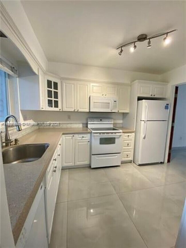 Foto del edificio - 2155 NE 122nd St
