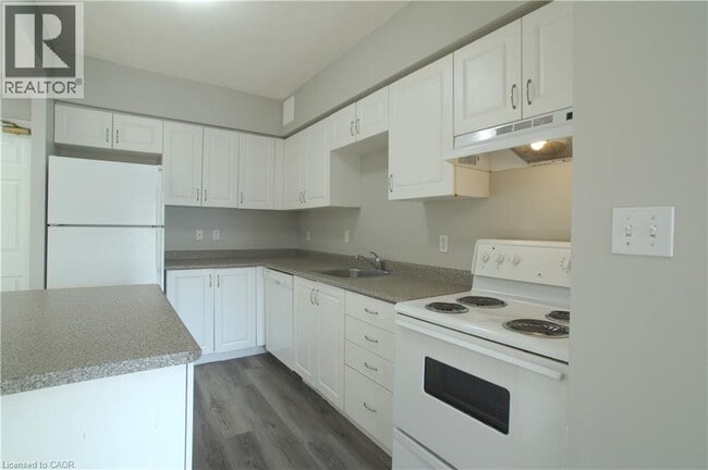 Building Photo - 736 Old Albert St