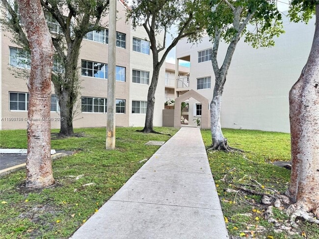 Foto del edificio - 6175 NW 186th St