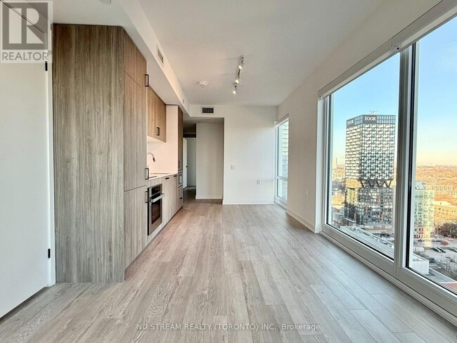 Building Photo - 88 Queen St E