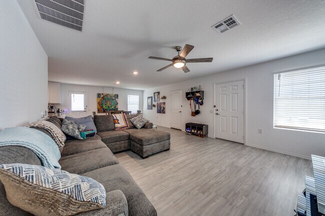 Building Photo - 3-BEDROOM HOME IN NORTHEAST CROSSING