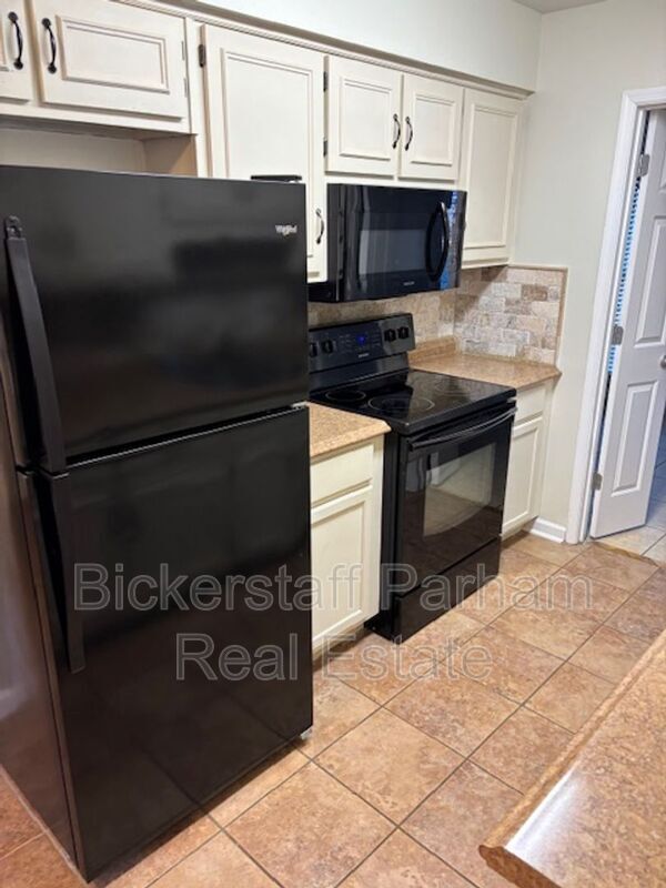 Building Photo - 3 Abbey Ct