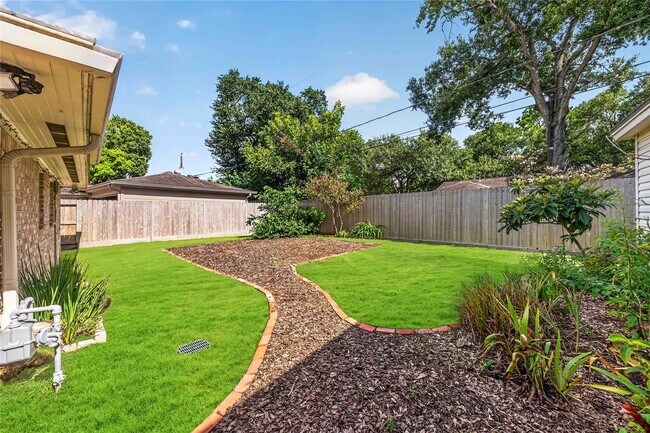 Foto del edificio - 8415 Braesdale Ln