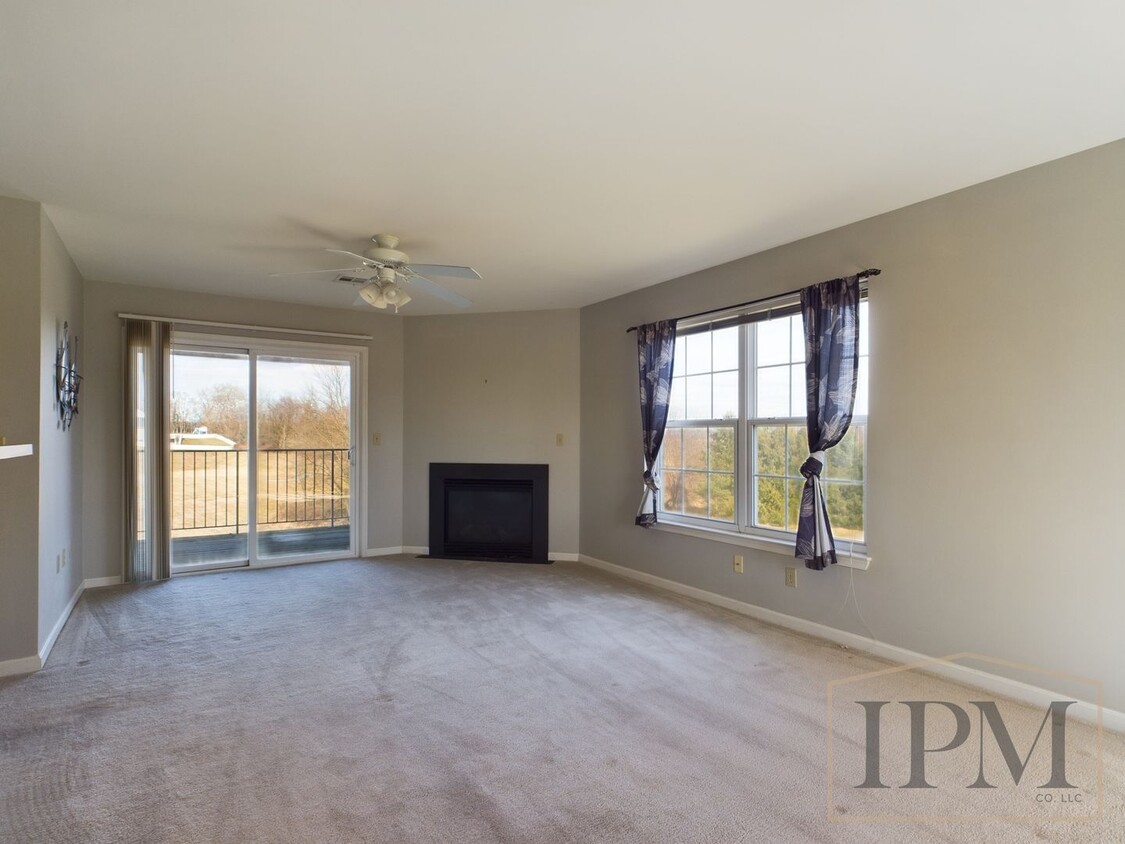 Foto principal - Available Now! - 3 Bedroom Home in The Res...