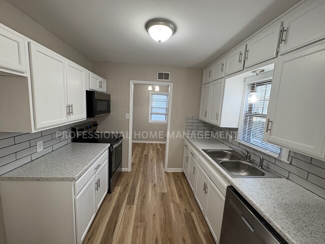 Foto del edificio - Coming Soon! Freshly Remodeled 3-Bedroom, 1-Bathroom with 2-Car Detached Garage!