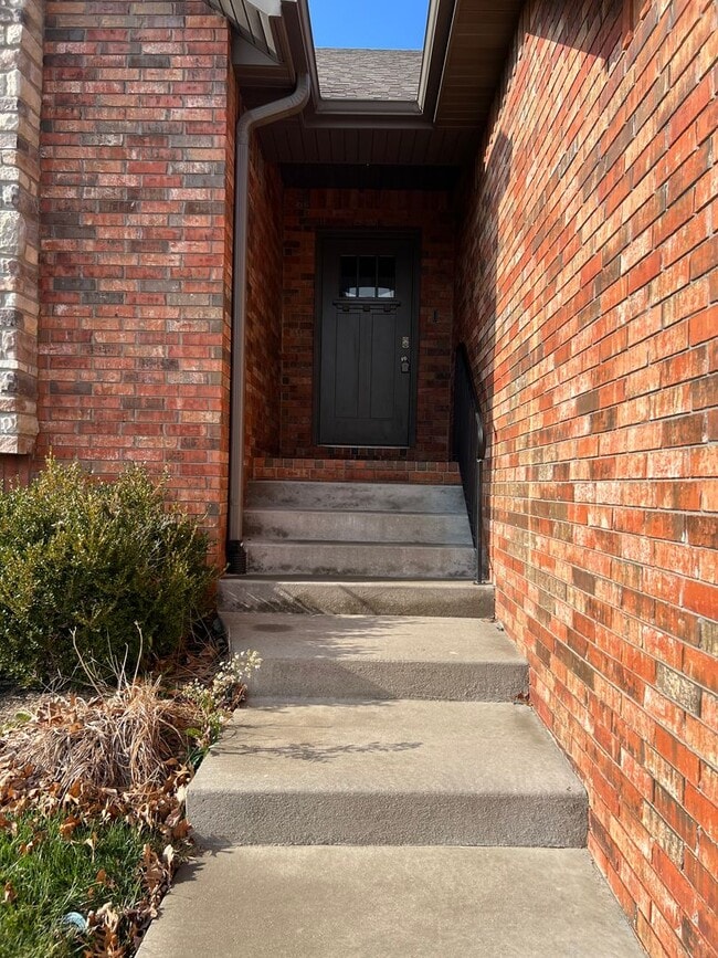 Building Photo - 4 Bedroom | 2 Bathroom | 3 Car Garage| Springfield MO | Fire Place | Covered patio!