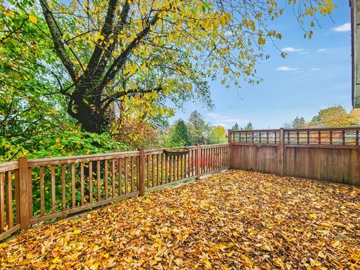 Foto del edificio - AVAILABLE NOW! Charming West Seattle Home featuring a garage, spacious deck, and wood-burning fir...