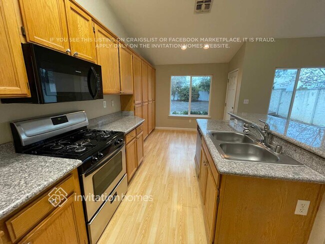 Foto del edificio - 5000 Mesa Ridge Dr