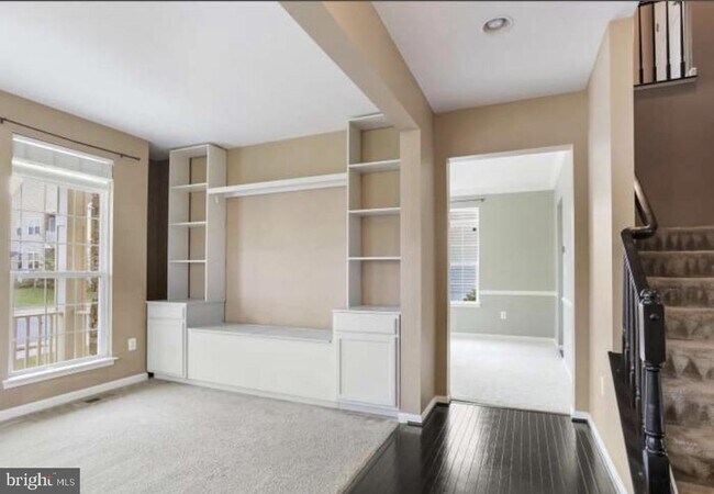 Foto del edificio - 320 Hopkins Dr