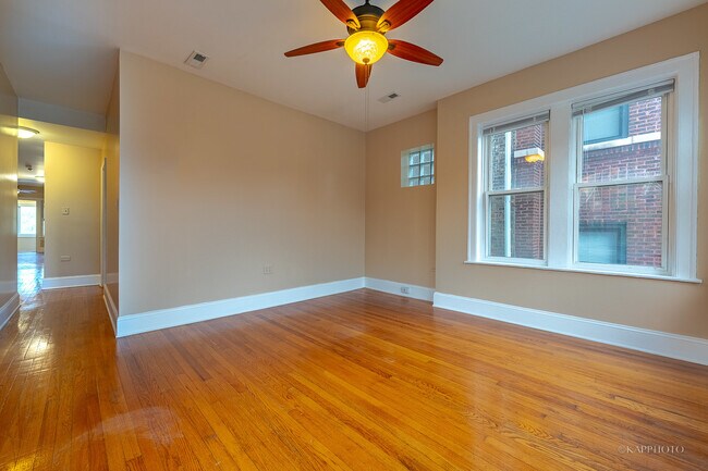 Foto del edificio - 6819 S Ridgeland Ave