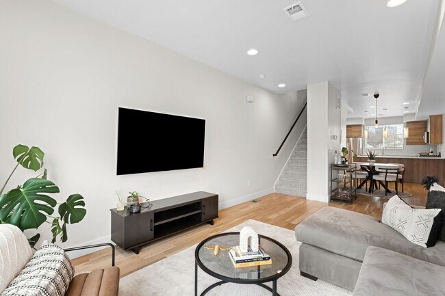 Foto del edificio - Modern 2-Bedroom Rowhome with Rooftop Moun...