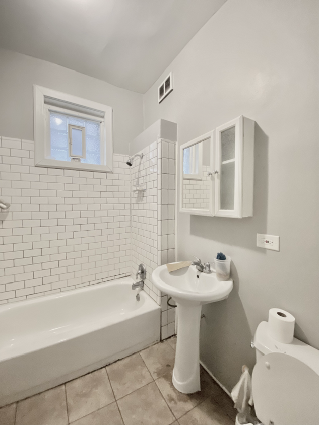 Foto principal - 3 bedroom in Chicago IL 60622