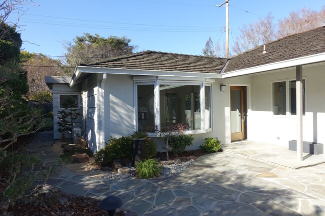 Building Photo - Charming home, walk to Community Center, p...