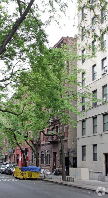 Building Photo - 306 E 11th St