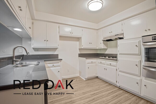 Building Photo - Spectacular and Spacious One Bedroom with ...