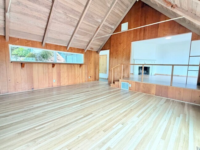Foto del edificio - Chef’s Kitchen! Incredible Views, Outdoor Space, Beautifully Crafted, and Full of Warmth
