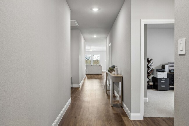 Building Photo - 1107 Emberwood Dr