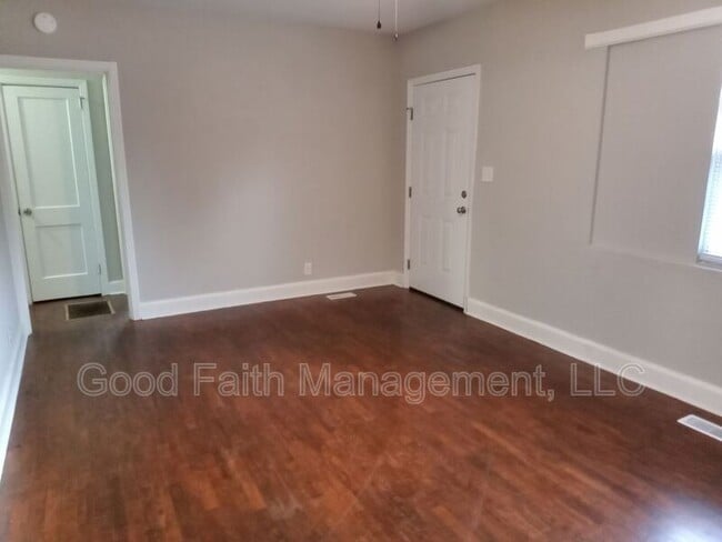 Building Photo - 203 E 11th St