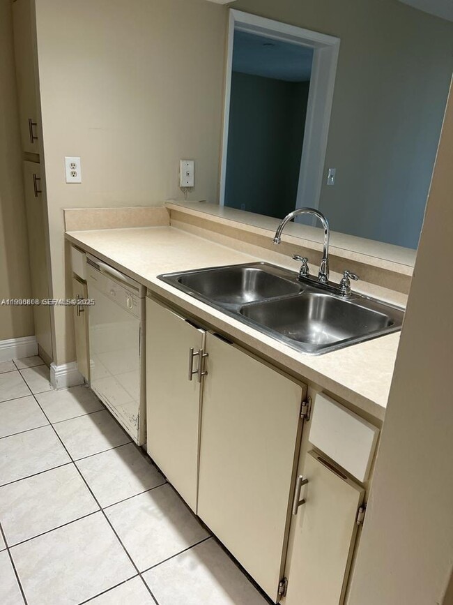 Foto del edificio - 7165 NW 186th St