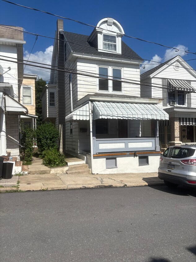 Primary Photo - 221 East St