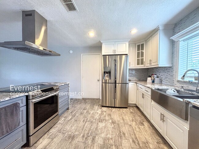 Foto del edificio - 8210 Mara Vista Ct