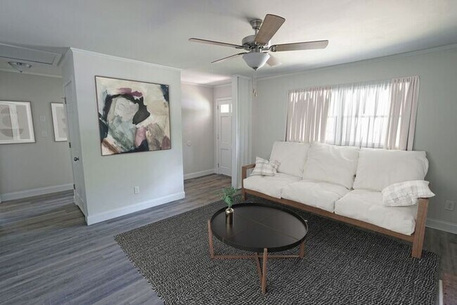 Foto del edificio - Newly Renovated 2-bedroom Cottage Home in ...