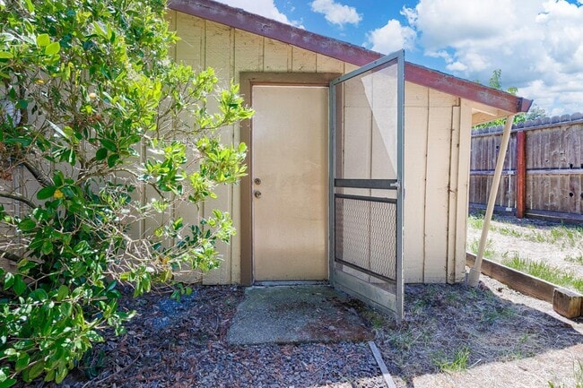 Building Photo - 20 Eucalyptus Rd