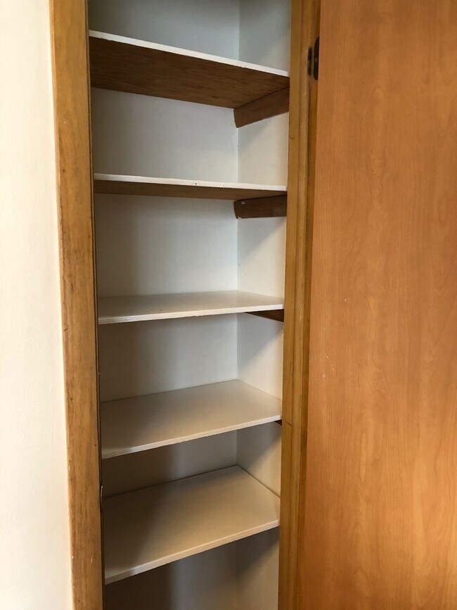 Foto del edificio - Modern, comfortable townhome living just steps from the Fox River and Oshkosh’s lively downtown.