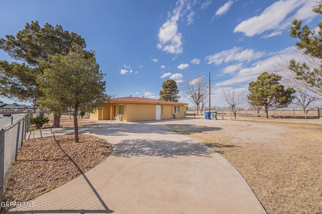 Building Photo - 213 Carnes Rd