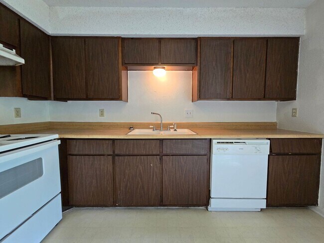 Building Photo - BRAND NEW CARPET - AVAILABLE NOW!