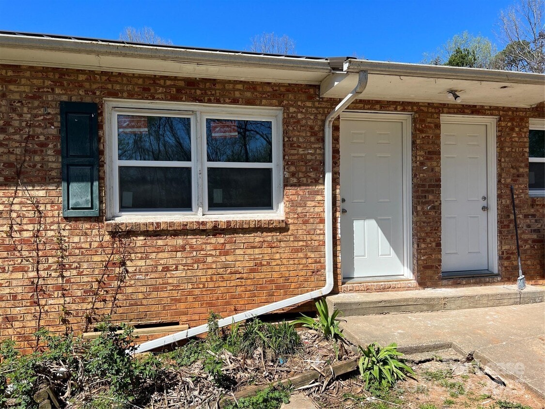 Primary Photo - 2322 Shade Tree St