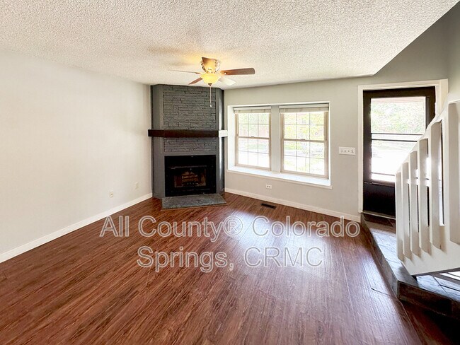 Foto del edificio - 6825 Mountain Top Ln