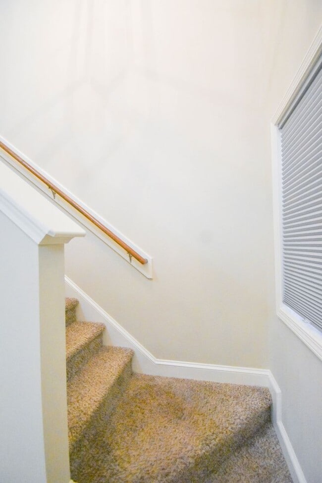 Building Photo - 3 Bedroom 2.5 Bathroom in Haymount - No Pets